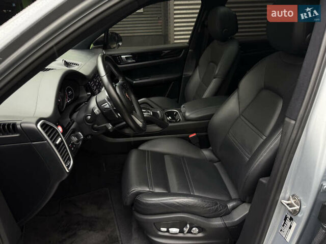 Серый Порше Каен, объемом двигателя 2.9 л и пробегом 32 тыс. км за 64000 $, фото 42 на Automoto.ua