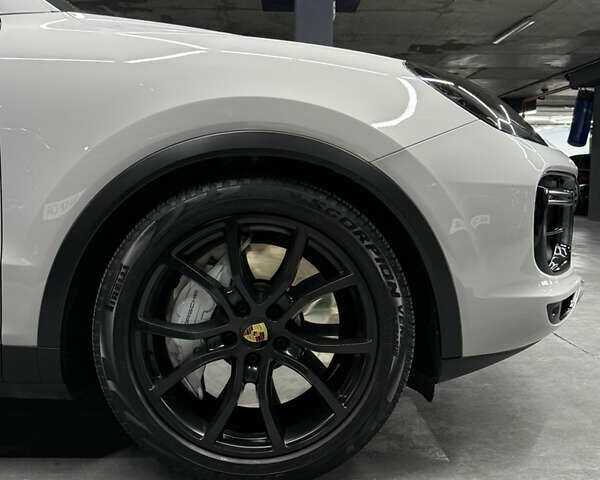 Сірий Порше Cayenne, об'ємом двигуна 4 л та пробігом 50 тис. км за 99000 $, фото 7 на Automoto.ua