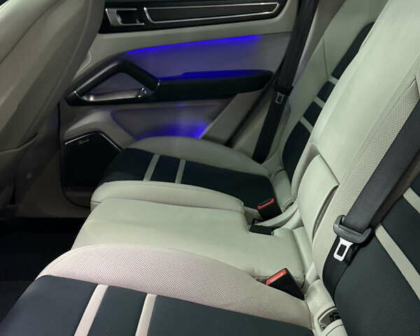 Сірий Порше Cayenne, об'ємом двигуна 4 л та пробігом 50 тис. км за 99000 $, фото 21 на Automoto.ua