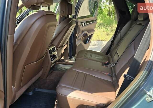 Серый Порше Каен, объемом двигателя 3 л и пробегом 101 тыс. км за 55000 $, фото 26 на Automoto.ua