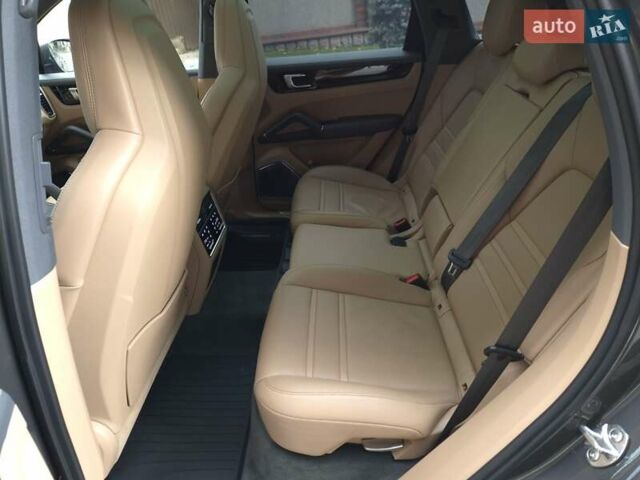 Серый Порше Каен, объемом двигателя 3 л и пробегом 115 тыс. км за 85000 $, фото 10 на Automoto.ua