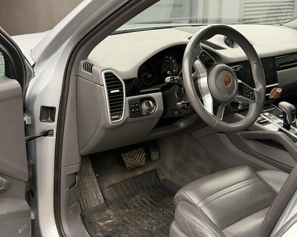 Серый Порше Каен, объемом двигателя 3 л и пробегом 137 тыс. км за 48500 $, фото 7 на Automoto.ua