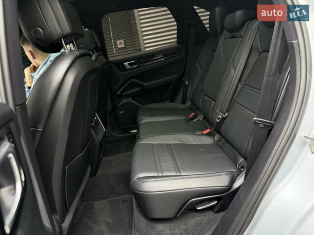 Серый Порше Каен, объемом двигателя 2.9 л и пробегом 32 тыс. км за 64000 $, фото 9 на Automoto.ua