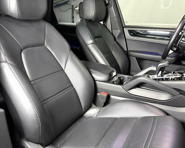 Сірий Порше Cayenne, об'ємом двигуна 3 л та пробігом 46 тис. км за 61800 $, фото 46 на Automoto.ua