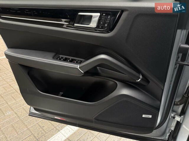 Серый Порше Каен, объемом двигателя 2.9 л и пробегом 32 тыс. км за 64000 $, фото 41 на Automoto.ua