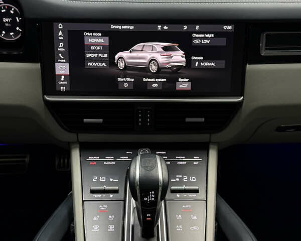 Сірий Порше Cayenne, об'ємом двигуна 4 л та пробігом 50 тис. км за 99000 $, фото 25 на Automoto.ua