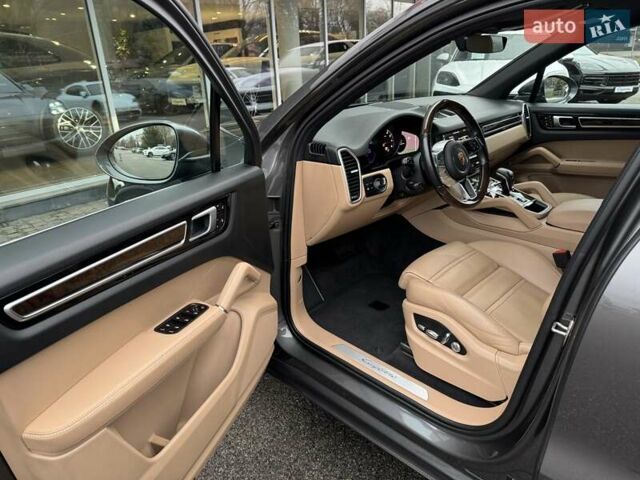 Серый Порше Каен, объемом двигателя 3 л и пробегом 66 тыс. км за 67000 $, фото 14 на Automoto.ua