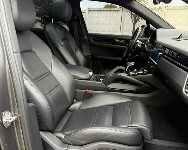 Серый Порше Каен, объемом двигателя 2.89 л и пробегом 70 тыс. км за 64000 $, фото 25 на Automoto.ua