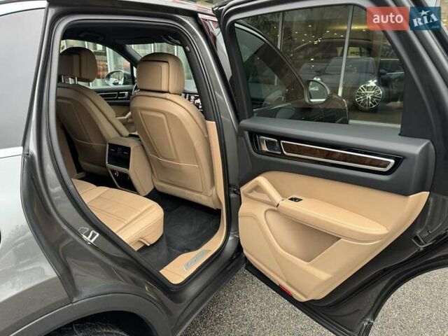 Серый Порше Каен, объемом двигателя 3 л и пробегом 66 тыс. км за 67000 $, фото 19 на Automoto.ua