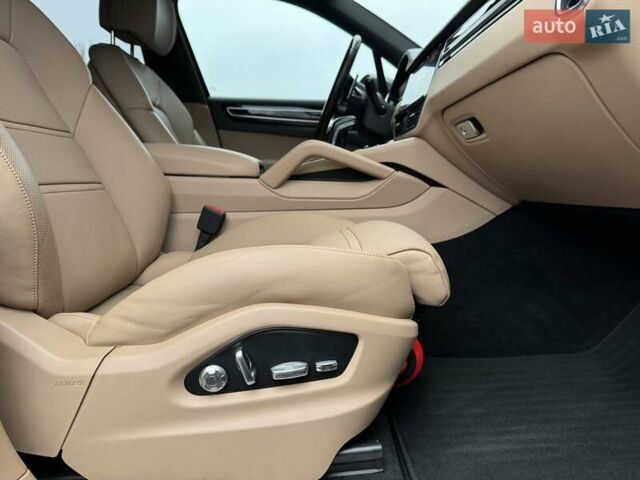 Серый Порше Каен, объемом двигателя 3 л и пробегом 66 тыс. км за 67000 $, фото 21 на Automoto.ua