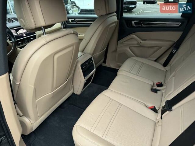 Серый Порше Каен, объемом двигателя 3 л и пробегом 66 тыс. км за 67000 $, фото 13 на Automoto.ua