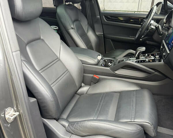 Серый Порше Каен, объемом двигателя 2.89 л и пробегом 70 тыс. км за 64000 $, фото 27 на Automoto.ua