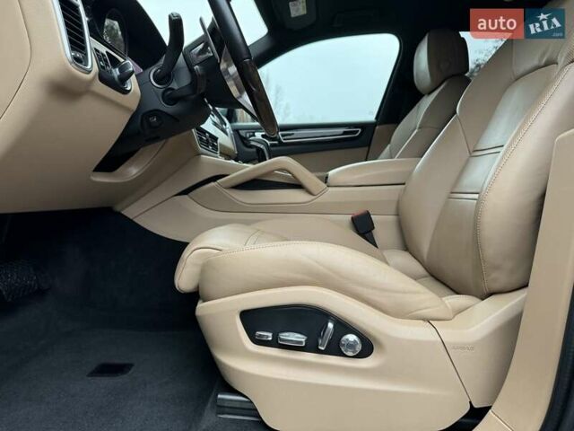 Серый Порше Каен, объемом двигателя 3 л и пробегом 66 тыс. км за 67000 $, фото 15 на Automoto.ua