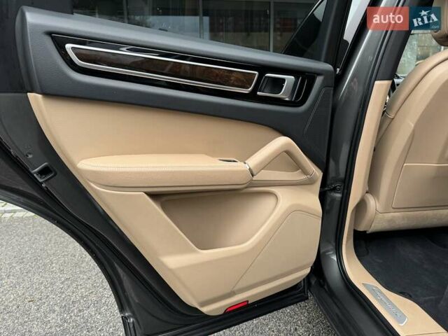 Серый Порше Каен, объемом двигателя 3 л и пробегом 66 тыс. км за 67000 $, фото 12 на Automoto.ua