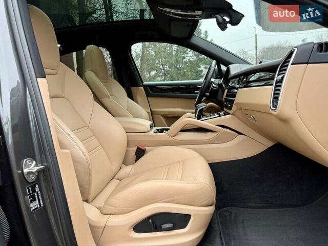Сірий Порше Cayenne, об'ємом двигуна 3 л та пробігом 85 тис. км за 74500 $, фото 44 на Automoto.ua