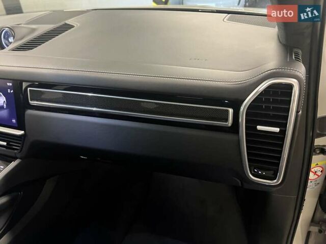 Серый Порше Каен, объемом двигателя 3 л и пробегом 100 тыс. км за 85316 $, фото 47 на Automoto.ua