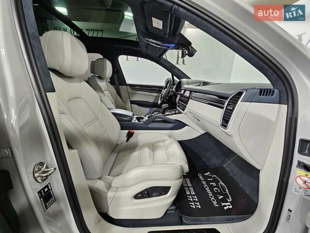 Сірий Порше Cayenne, об'ємом двигуна 4 л та пробігом 28 тис. км за 125000 $, фото 16 на Automoto.ua
