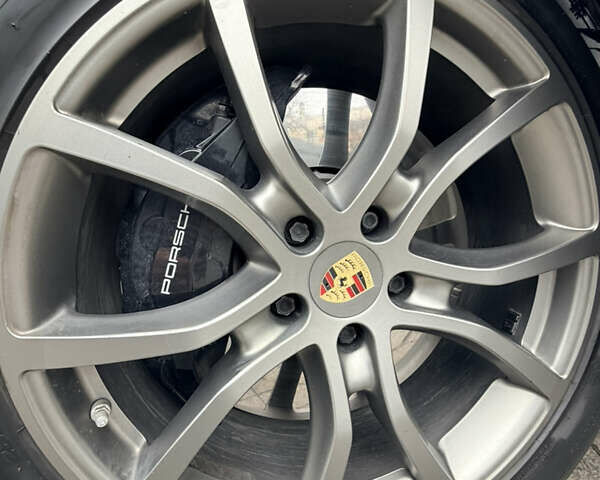 Серый Порше Каен, объемом двигателя 4 л и пробегом 38 тыс. км за 123840 $, фото 7 на Automoto.ua