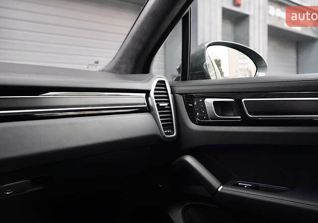 Сірий Порше Cayenne, об'ємом двигуна 4 л та пробігом 31 тис. км за 95000 $, фото 27 на Automoto.ua