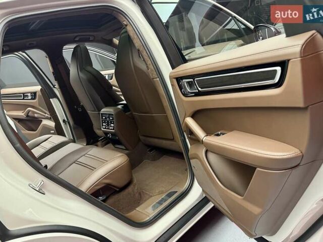 Сірий Порше Cayenne, об'ємом двигуна 4 л та пробігом 1 тис. км за 136900 $, фото 61 на Automoto.ua
