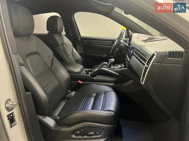 Серый Порше Каен, объемом двигателя 3 л и пробегом 100 тыс. км за 85316 $, фото 48 на Automoto.ua