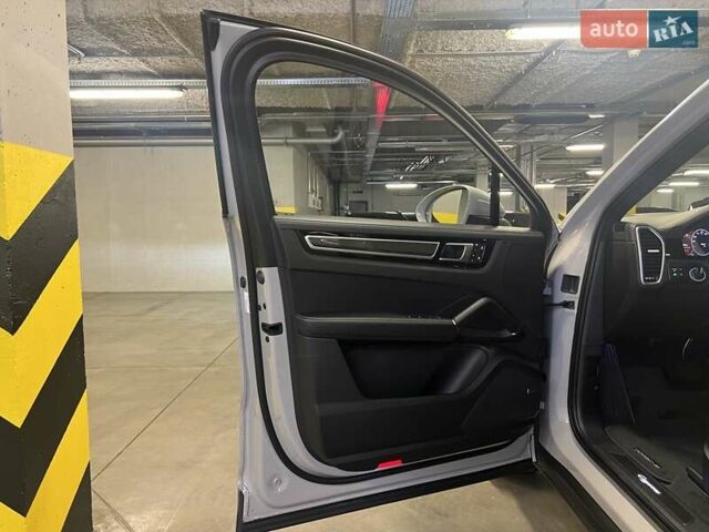 Серый Порше Каен, объемом двигателя 3 л и пробегом 100 тыс. км за 85316 $, фото 32 на Automoto.ua