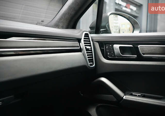 Сірий Порше Cayenne, об'ємом двигуна 4 л та пробігом 31 тис. км за 95000 $, фото 66 на Automoto.ua