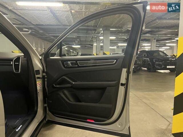 Серый Порше Каен, объемом двигателя 3 л и пробегом 100 тыс. км за 85316 $, фото 33 на Automoto.ua