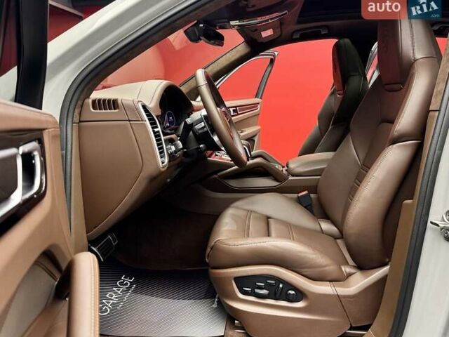 Сірий Порше Cayenne, об'ємом двигуна 4 л та пробігом 1 тис. км за 136900 $, фото 34 на Automoto.ua