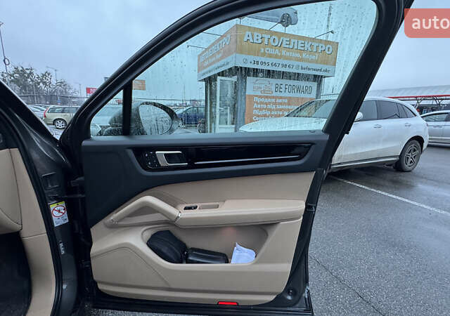 Серый Порше Каен, объемом двигателя 3 л и пробегом 81 тыс. км за 75000 $, фото 12 на Automoto.ua