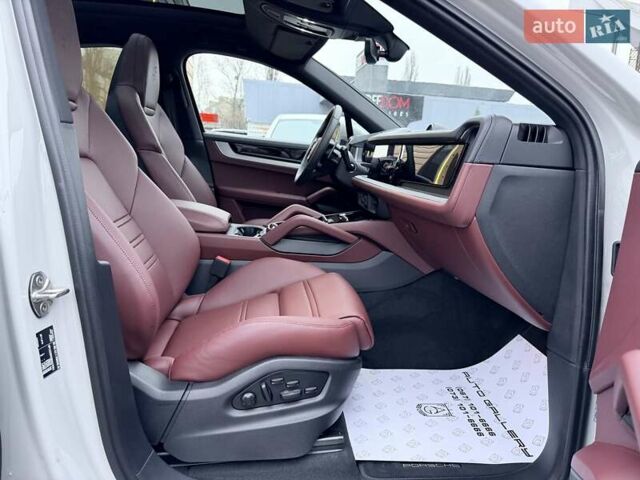 Серый Порше Каен, объемом двигателя 3 л и пробегом 1 тыс. км за 145999 $, фото 34 на Automoto.ua