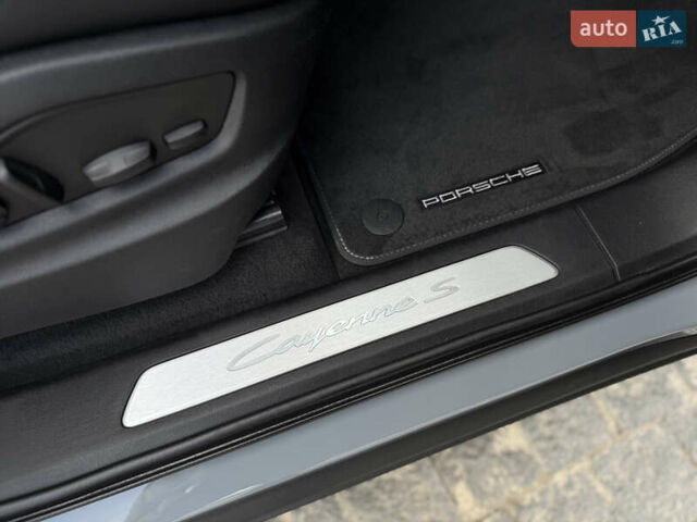 Сірий Порше Cayenne, об'ємом двигуна 3.98 л та пробігом 24 тис. км за 119900 $, фото 76 на Automoto.ua