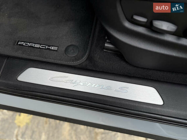 Сірий Порше Cayenne, об'ємом двигуна 3.98 л та пробігом 24 тис. км за 119900 $, фото 31 на Automoto.ua