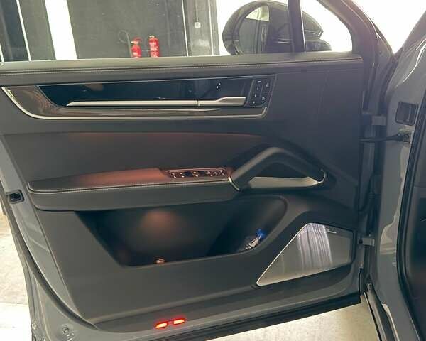 Серый Порше Каен, объемом двигателя 4 л и пробегом 25 тыс. км за 279999 $, фото 15 на Automoto.ua