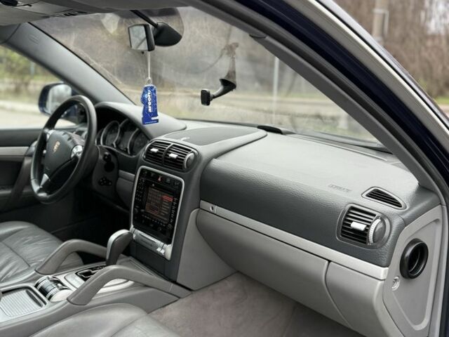 Синій Порше Cayenne, об'ємом двигуна 4.8 л та пробігом 220 тис. км за 4100 $, фото 13 на Automoto.ua