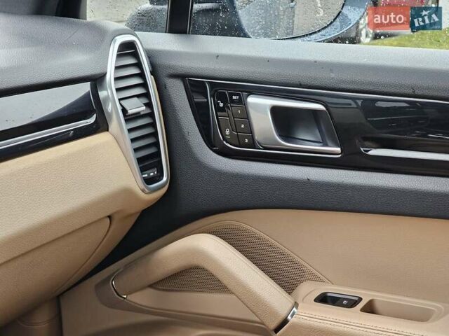 Синий Порше Каен, объемом двигателя 3 л и пробегом 100 тыс. км за 52999 $, фото 40 на Automoto.ua