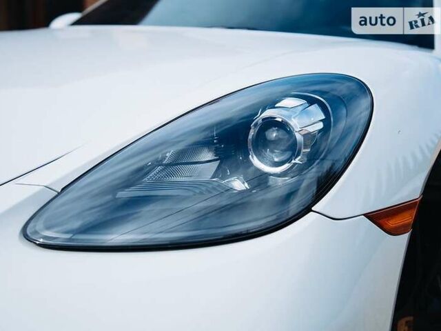 Белый Порше Кайман, объемом двигателя 2 л и пробегом 7 тыс. км за 54400 $, фото 13 на Automoto.ua