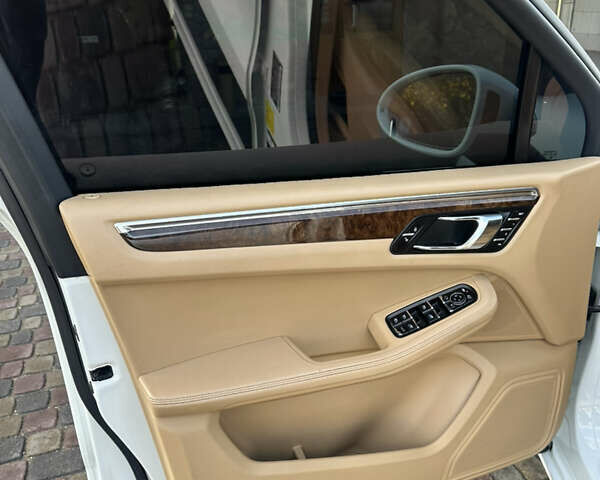 Белый Порше Масан, объемом двигателя 3 л и пробегом 140 тыс. км за 27777 $, фото 12 на Automoto.ua