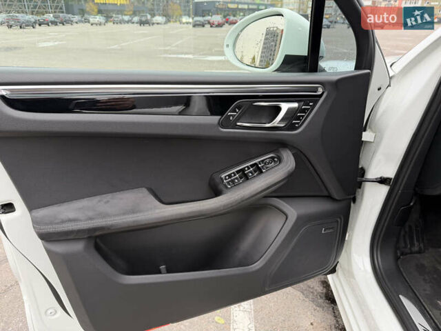 Порше Масан 2016 в Киеве на Automoto.ua Белый Порше Масан, объемом двигателя 3 л и пробегом 92 тыс. км за 31000 $, фото 11 на Automoto.ua