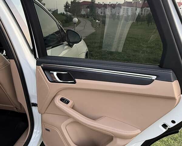 Белый Порше Масан, объемом двигателя 1.98 л и пробегом 50 тыс. км за 60000 $, фото 16 на Automoto.ua