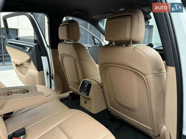 Белый Порше Масан, объемом двигателя 1.98 л и пробегом 37 тыс. км за 69000 $, фото 49 на Automoto.ua