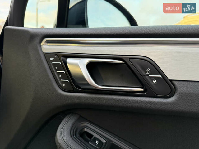 Черный Порше Масан, объемом двигателя 2 л и пробегом 12 тыс. км за 65999 $, фото 32 на Automoto.ua