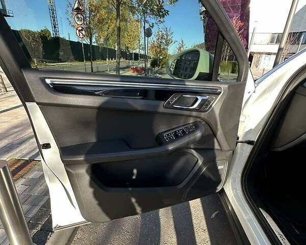 Порше Масан, объемом двигателя 3 л и пробегом 195 тыс. км за 26800 $, фото 15 на Automoto.ua