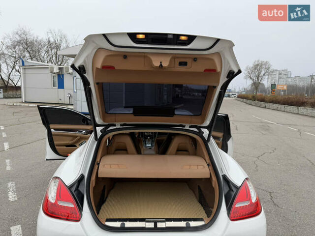 Білий Порше Panamera, об'ємом двигуна 4.8 л та пробігом 210 тис. км за 21500 $, фото 26 на Automoto.ua