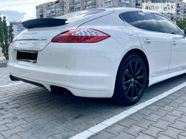 Білий Порше Panamera, об'ємом двигуна 4.81 л та пробігом 119 тис. км за 23450 $, фото 11 на Automoto.ua