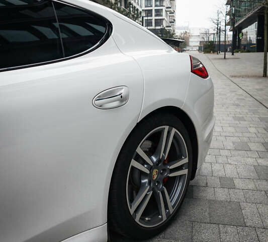 Белый Порше Панамера, объемом двигателя 4.81 л и пробегом 129 тыс. км за 26000 $, фото 1 на Automoto.ua