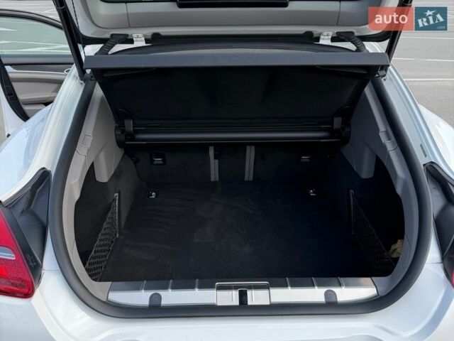 Білий Порше Panamera, об'ємом двигуна 4.81 л та пробігом 42 тис. км за 35000 $, фото 18 на Automoto.ua