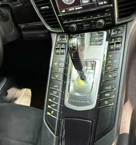 Білий Порше Panamera, об'ємом двигуна 4.81 л та пробігом 68 тис. км за 28500 $, фото 31 на Automoto.ua