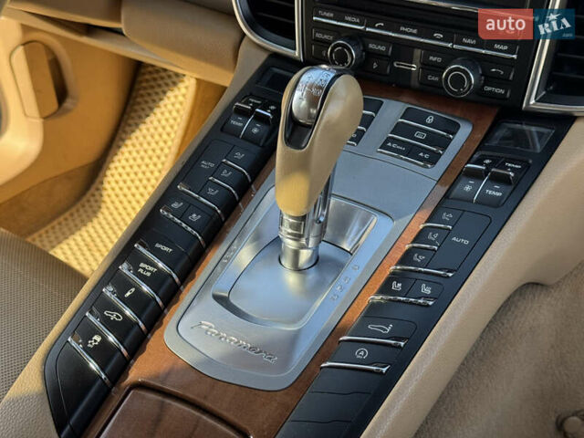 Білий Порше Panamera, об'ємом двигуна 3.61 л та пробігом 179 тис. км за 18500 $, фото 19 на Automoto.ua