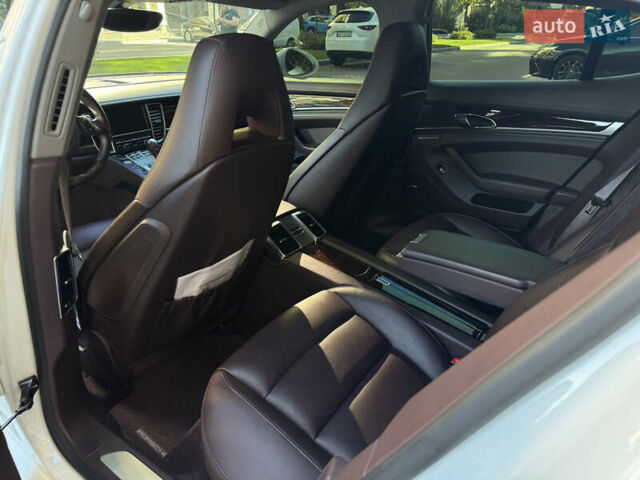 Білий Порше Panamera, об'ємом двигуна 3.61 л та пробігом 65 тис. км за 29999 $, фото 27 на Automoto.ua